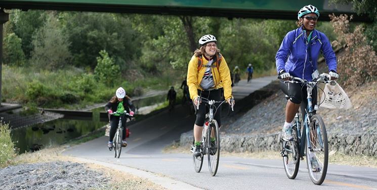 Persone in bicicletta