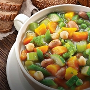 Tazza di minestrone vegetale