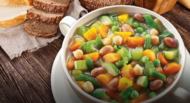 Tazza di minestrone vegetale