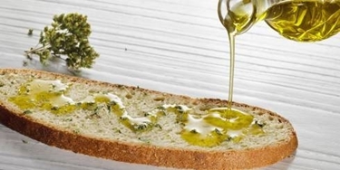 olio di oliva e pane fresco 