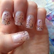 Una manicure rose quartz abbinata a dei glitter