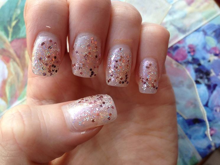 Una manicure rose quartz abbinata a dei glitter