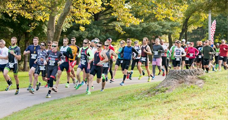 partecipanti duathlon corrono