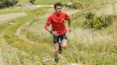 Corridore con gps running di ultima generazione