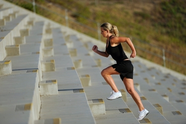 Atleta corre in salita