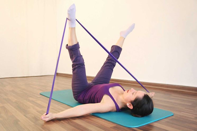 Esercizio di pilates con fascia elastica