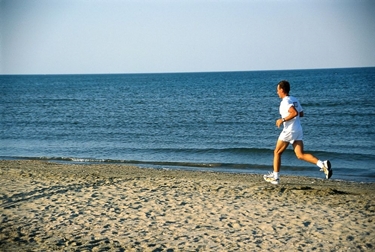 Uomo che corre sulla spiaggia