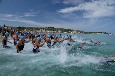 Partenza del nuoto del triathlon