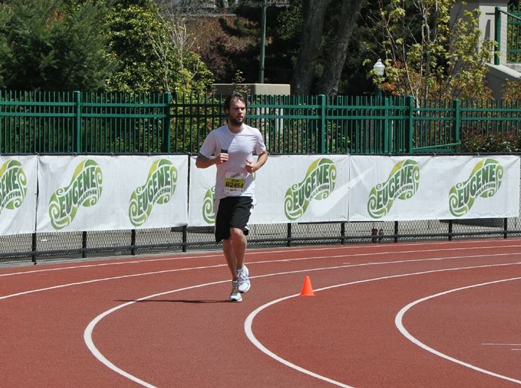 Corridore su pista atletica