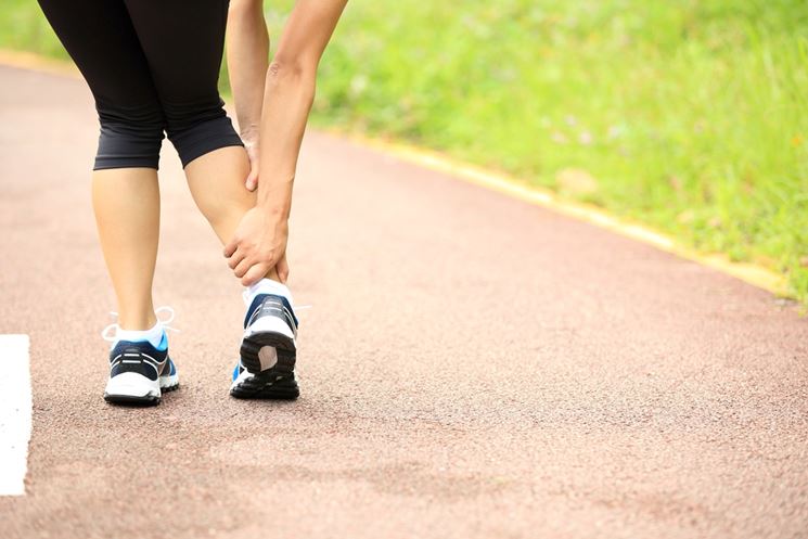 Un atleta con un dolore al polpaccio