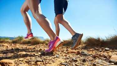 Runners in corsa su sterrato