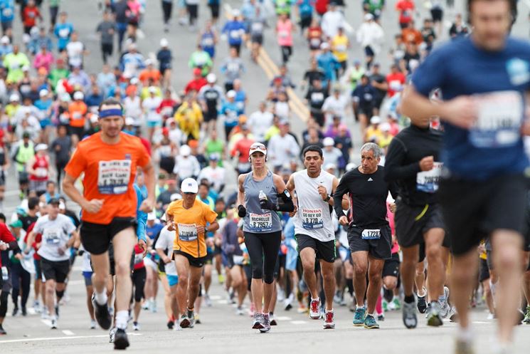 Persone corrono la maratona