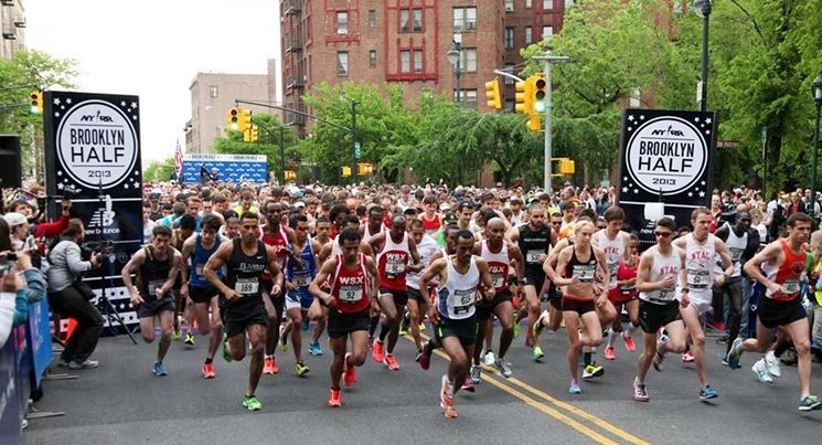 Atleti alla partenza di una mezza maratona