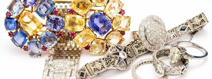 Gli accessori bijoux variopinti e decorativi