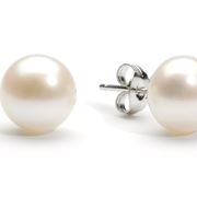 I più classici orecchini perle sono quelli a tappabuco
