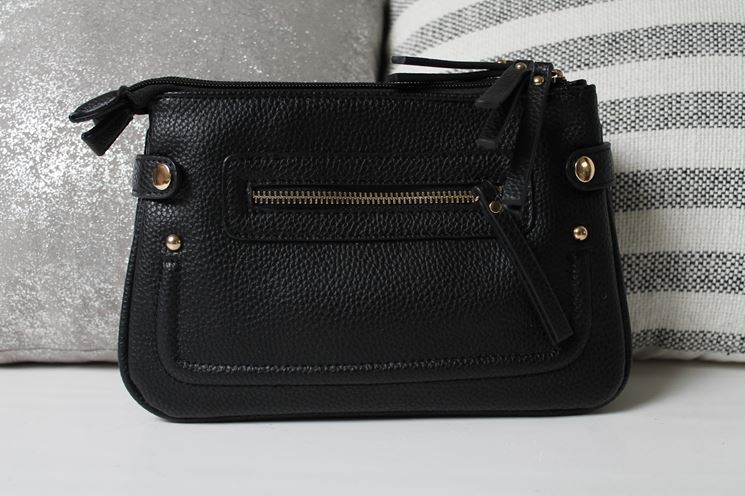 Una pochette nera