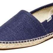 Un paio di espadrillas jeansate