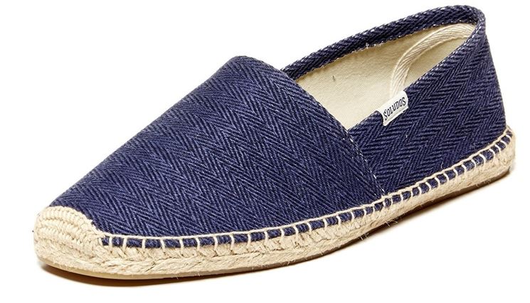 Un paio di espadrillas jeansate