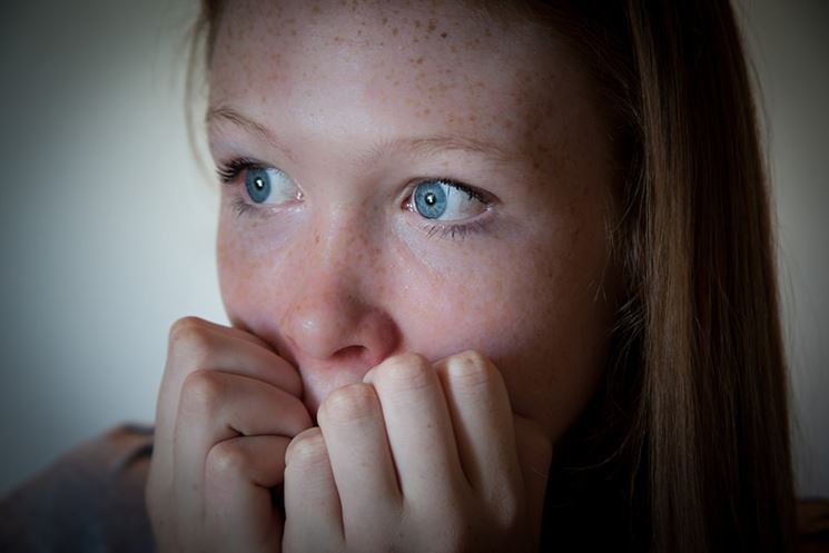 Ragazza con attacco di ansia