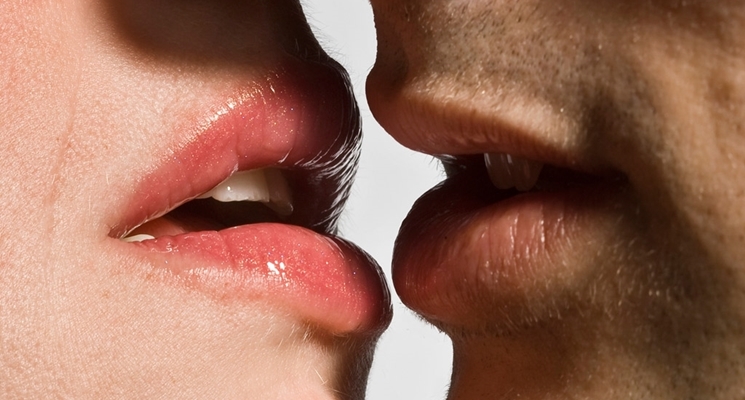 Malattia del bacio: trasmissione tramite saliva.